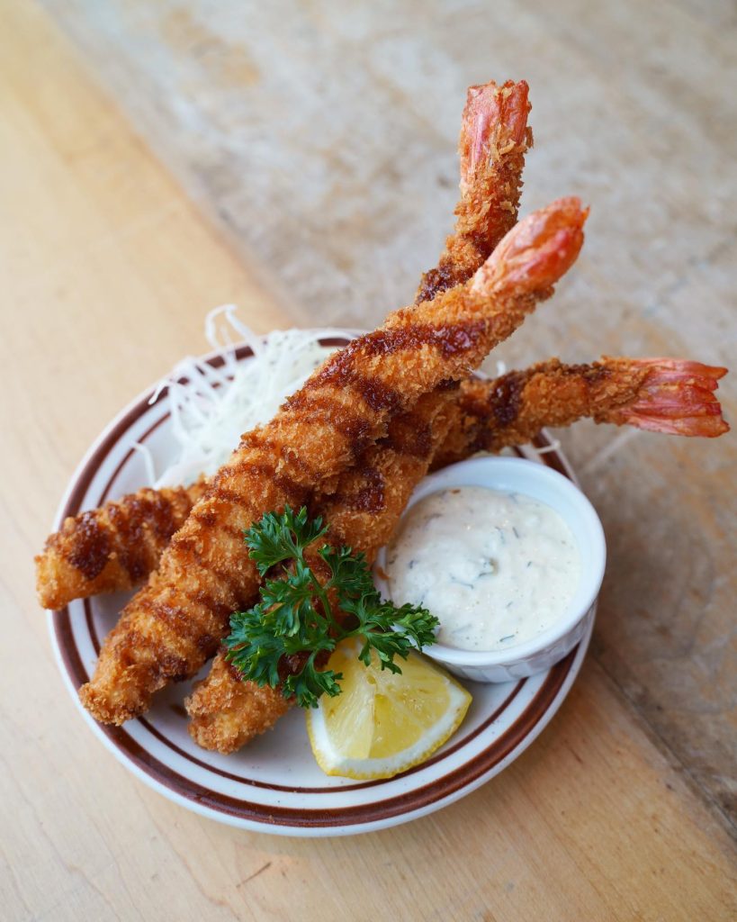 Japanese izakaya toronto | Imanishi's ebi fry with 3 jumbo sized fried prawns next to a bowl of tartar sauce and lemon wedge | Homes Almanac